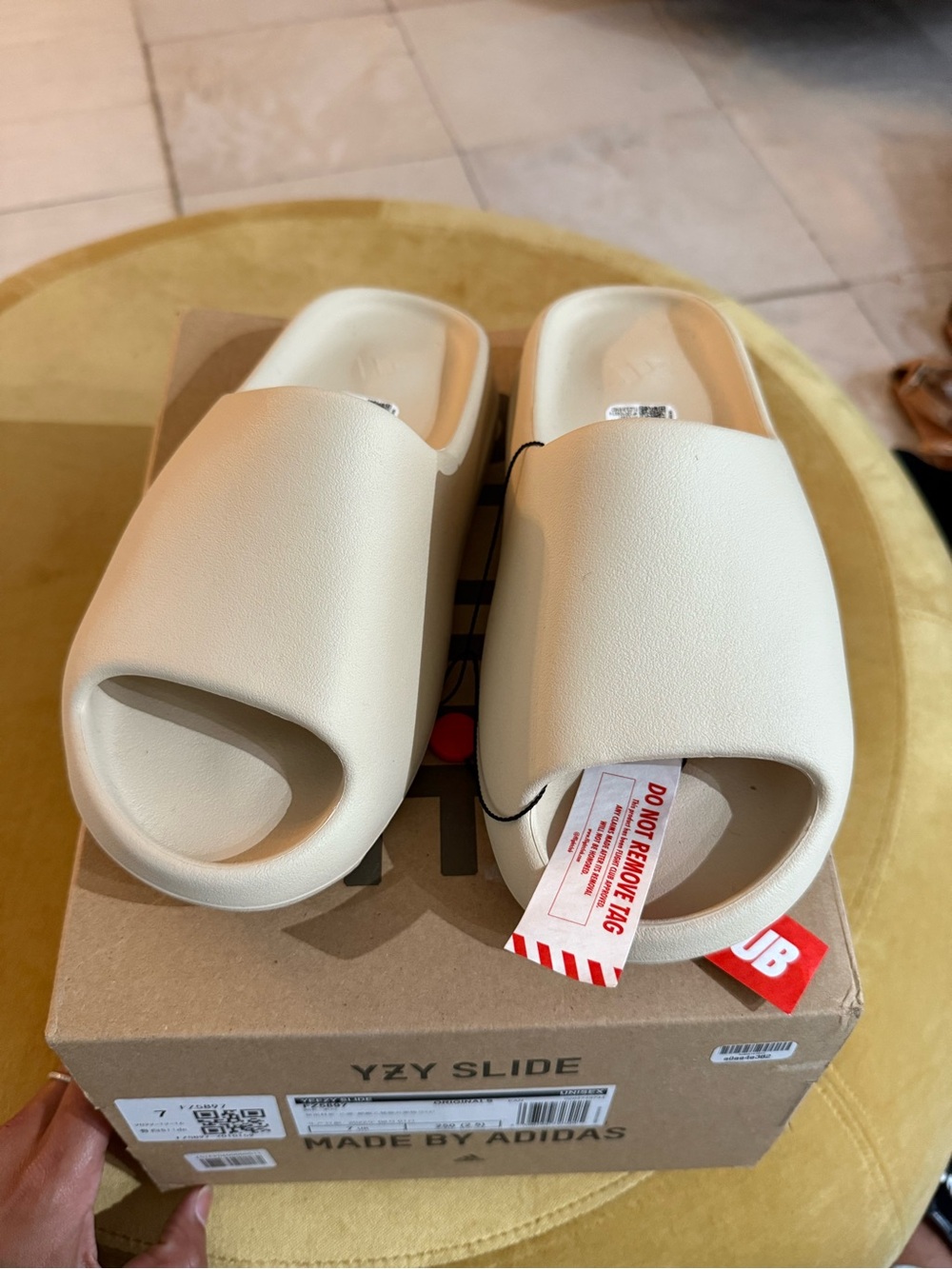 NWT Unisex Yeezy Slide Sandals in Bone